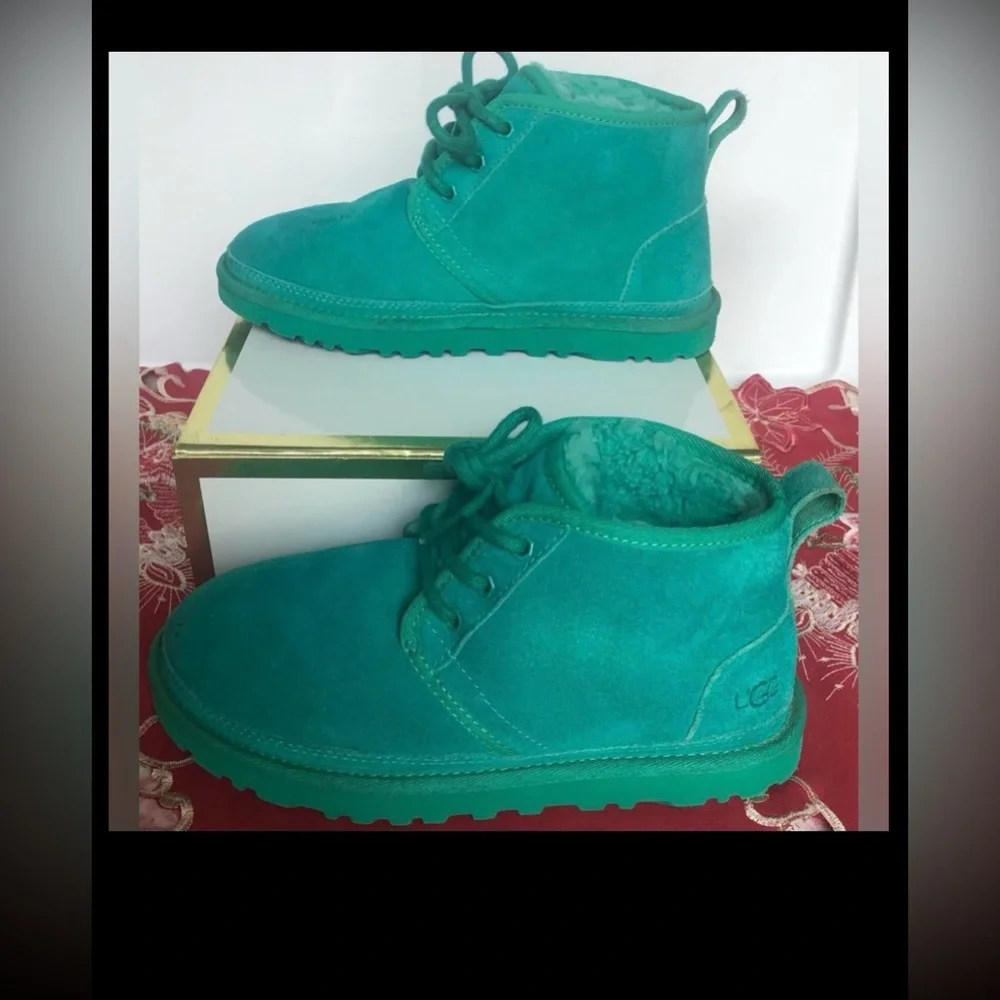 UGG Neumel Suede Chukka Boots Wool Lined S/N 1094269 in emerald green size 6